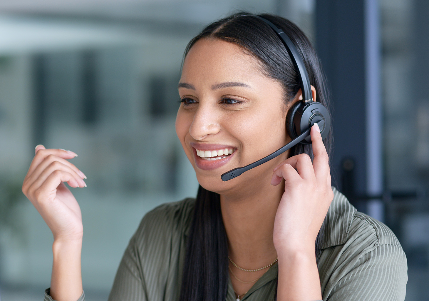 Customer Technical Support Specialist on Phone with Customer